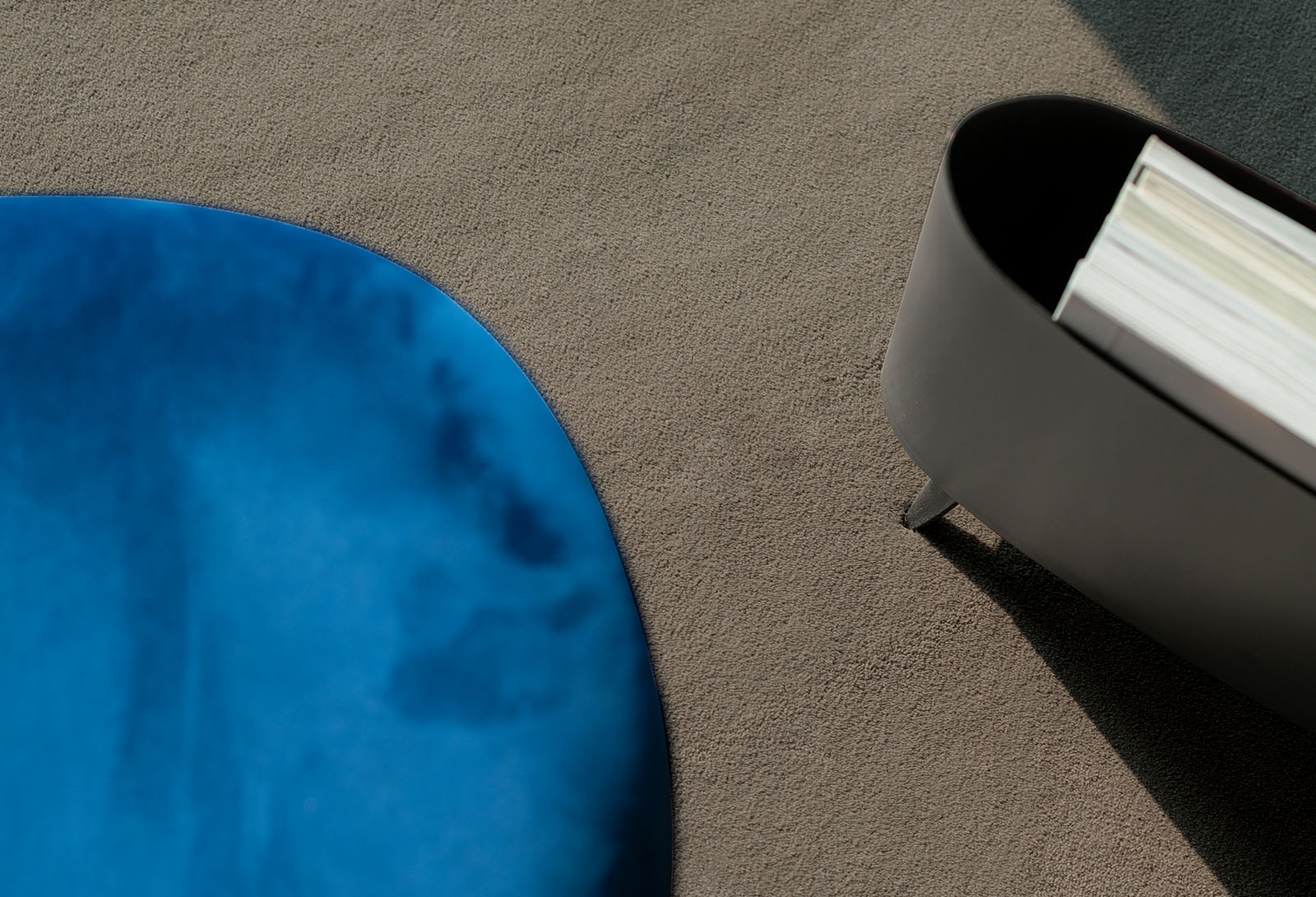 Bruin vloerkleed op maat met blauwe stoel